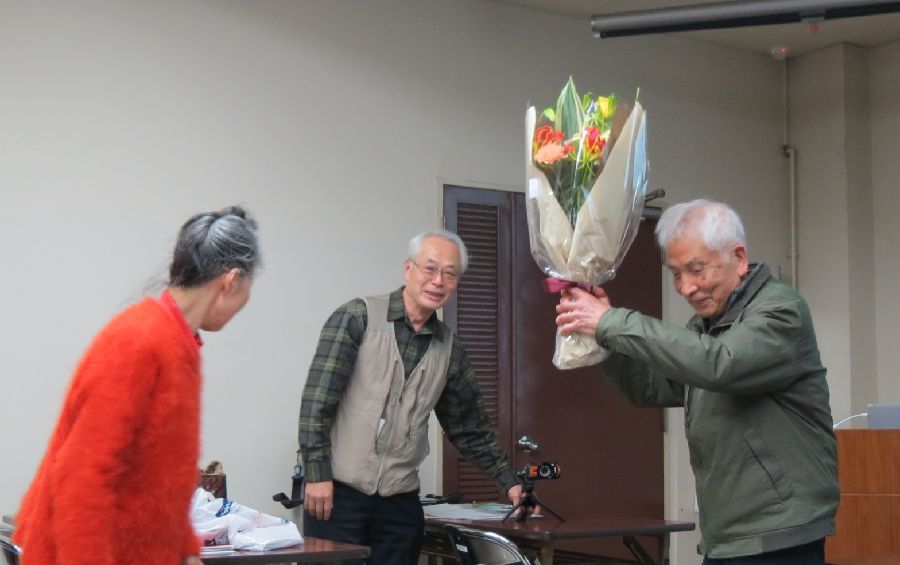 瀬戸先生へ花束の贈呈